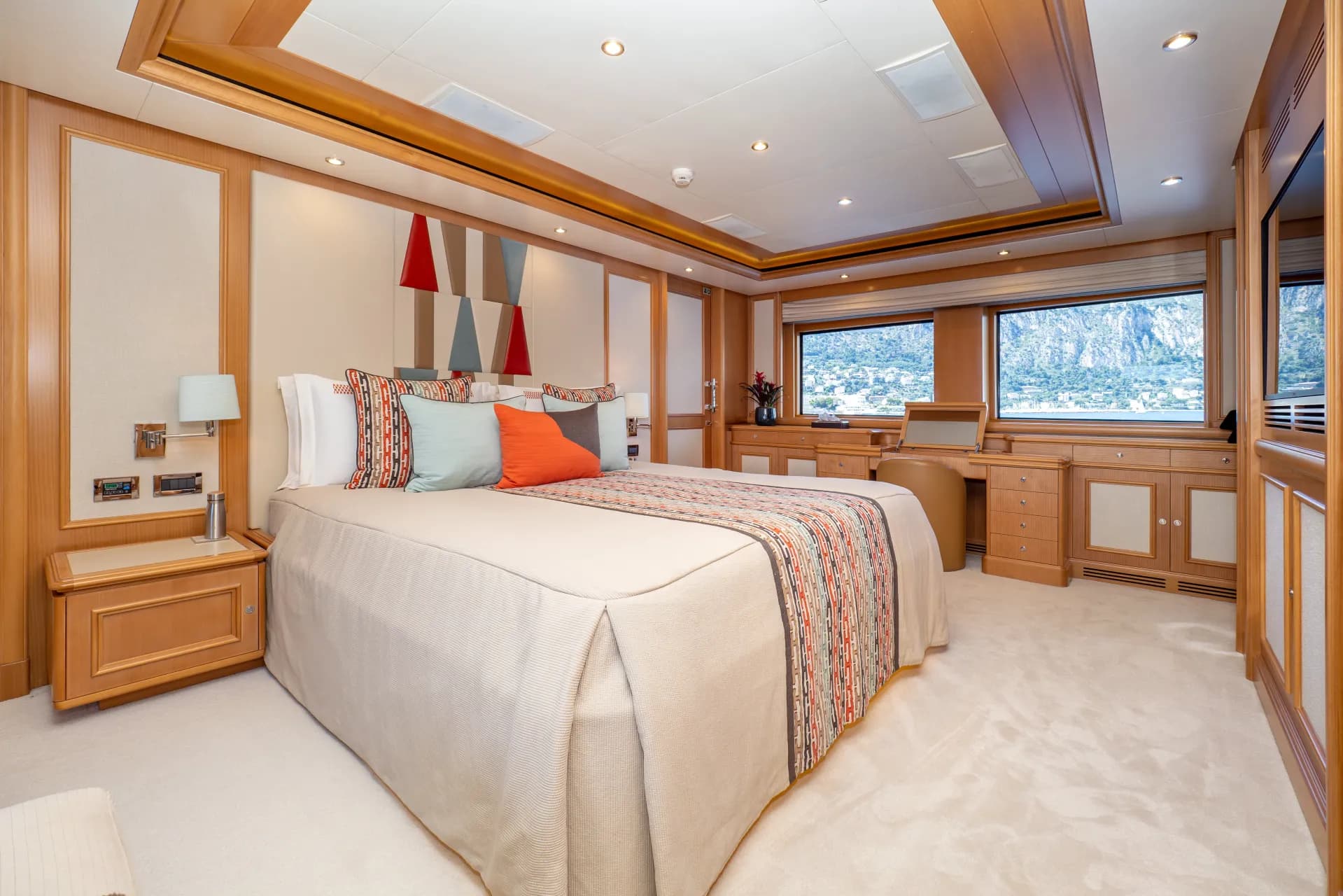 HANA's full-beam master cabin