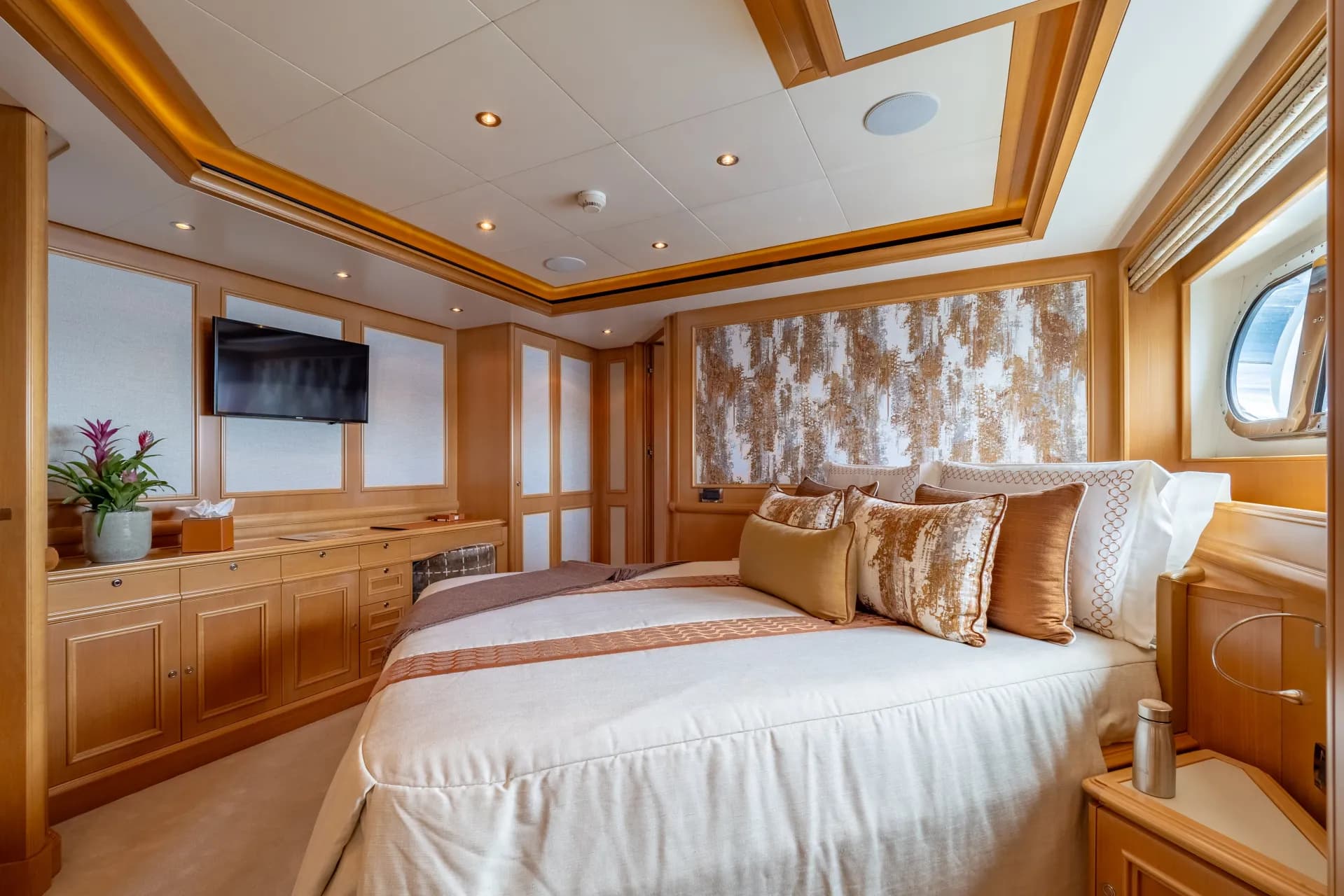 Guest double cabin in warm wood and soft linens